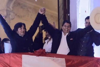 Pedro Castillo (M) feiert in Lima, nachdem die peruanischen Wahlbehörden ihn zum Präsidenten erklärt haben.