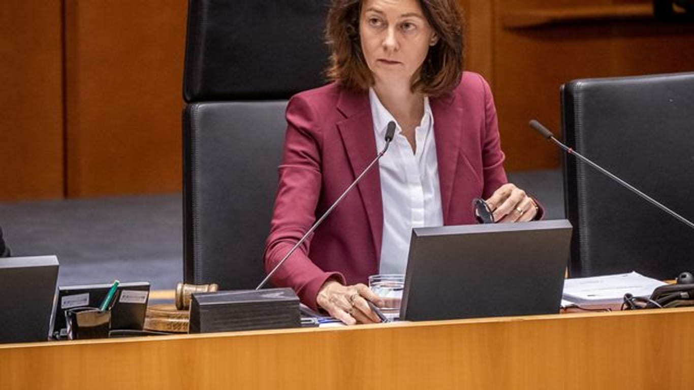 Katarina Barley leitet als Vizepräsidentin des Europäischen Parlaments eine Sitzung.