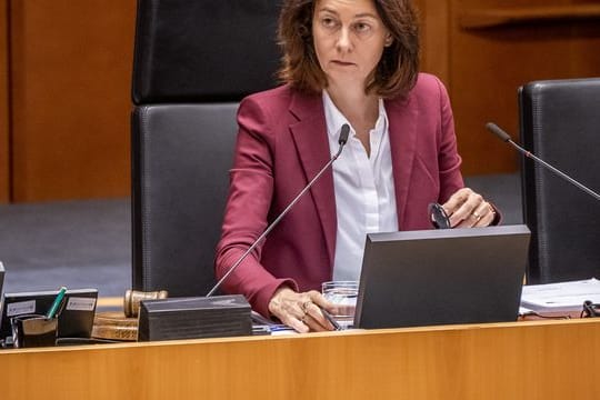 Katarina Barley leitet als Vizepräsidentin des Europäischen Parlaments eine Sitzung.