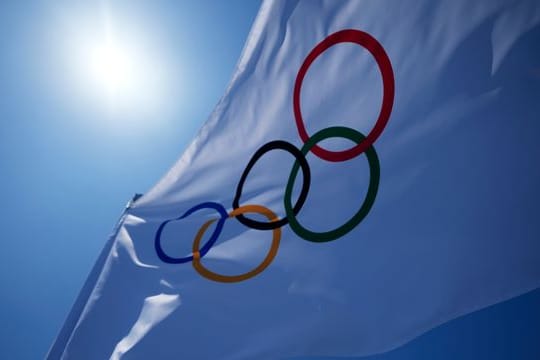 Eine olympische Flagge weht in Tokio.