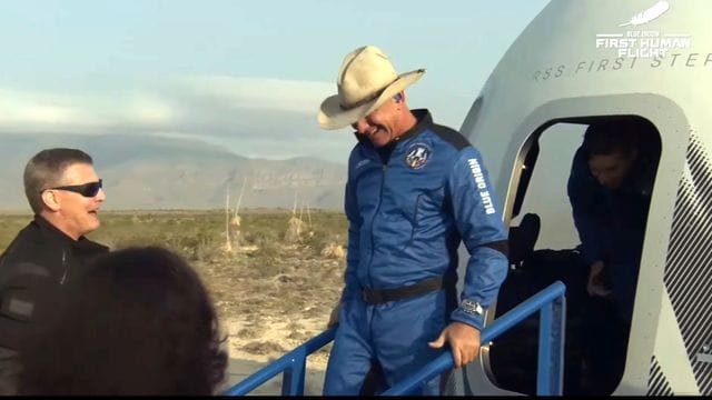 Der Cowboy ist zurück auf der Erde: Jeff Bezos verlässt nach seinem Kurz-Ausflug ins Weltall die Kapsel "New Shepard".