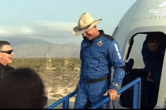 Der Cowboy ist zurück auf der Erde: Jeff Bezos verlässt nach seinem Kurz-Ausflug ins Weltall die Kapsel "New Shepard".