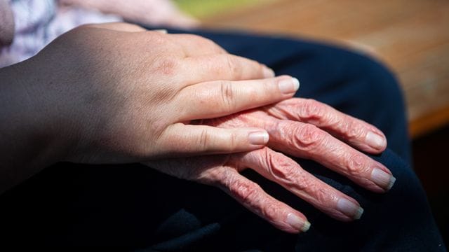 Im Jahr 2020 verzeichnete die Altenpflege einen Rückgang an Beschäftigten. Im Jahr 2020 verzeichnete die Altenpflege einen Rückgang an Beschäftigten.