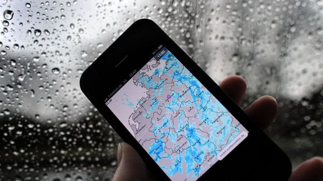 Strenge Vorsichtsmaßnahmen nur weil die Smartpone-App warnt (Symbolbild)? Menschen reagieren ganz unterschiedlich auf Alarme. Strenge Vorsichtsmaßnahmen nur weil die Smartpone-App warnt (Symbolbild)? Menschen reagieren ganz unterschiedlich auf Alarme.