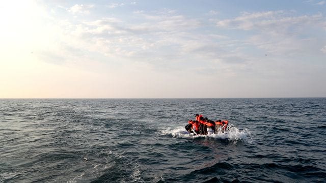 Nach offiziellen Angaben sollen in diesem Jahr bereits knapp 8000 Menschen über den Ärmelkanal Großbritannien erreicht haben (Archivbild). Nach offiziellen Angaben sollen in diesem Jahr bereits knapp 8000 Menschen über den Ärmelkanal Großbritannien erreicht haben (Archivbild).