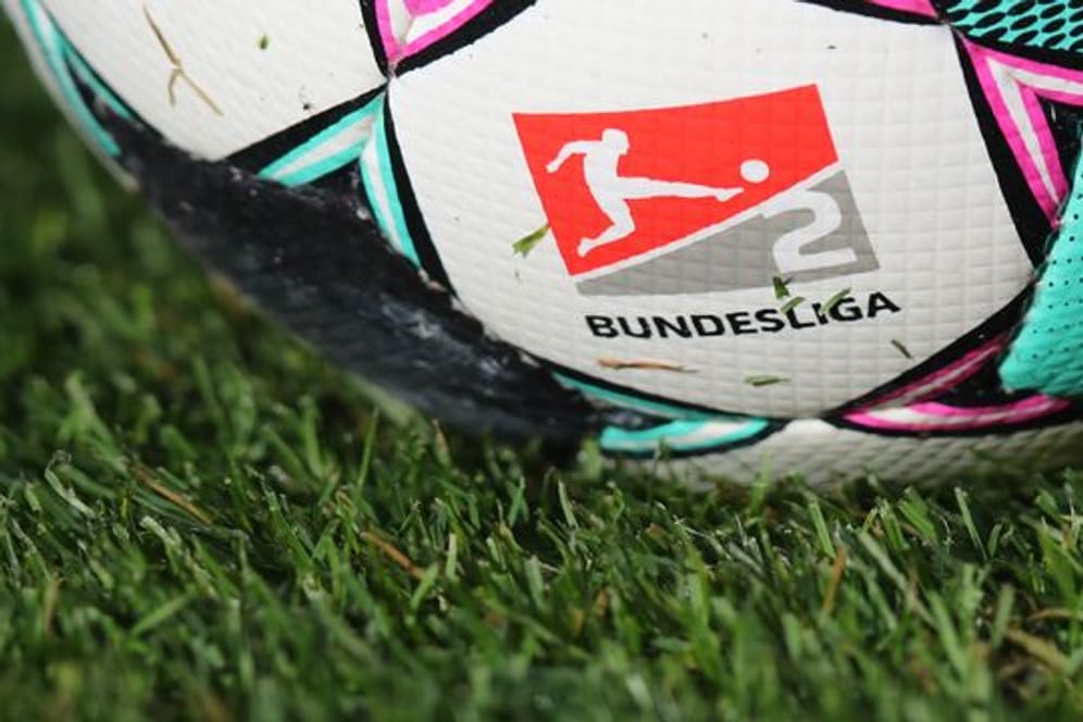Mit der Partie FC Schalke 04 gegen den Hamburger SV startet die 2 Liga am 23.