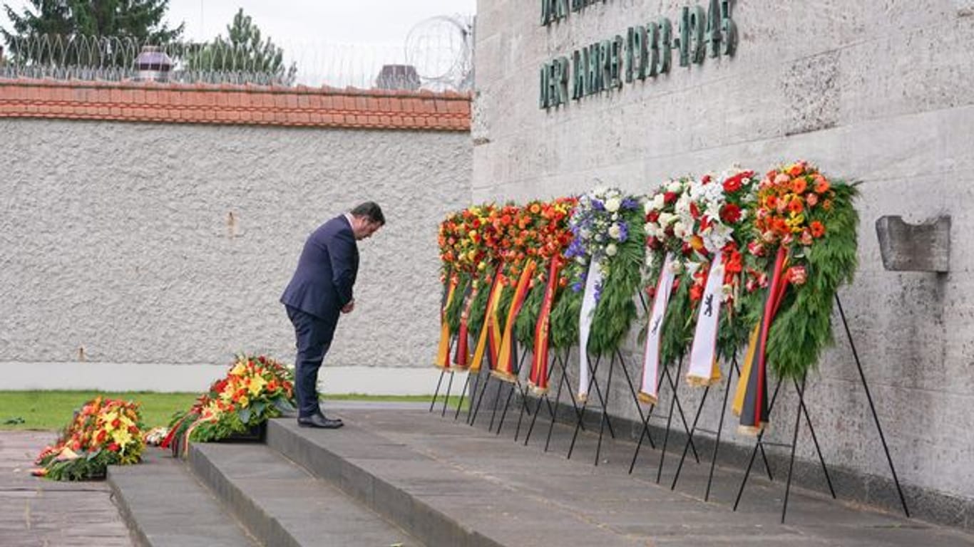 Bundesarbeitsminister Hubertus Heil gedenkt der Ermordeten des Widerstands gegen die nationalsozialistische Gewaltherrschaft in der Gedenkstätte Plötzensee.