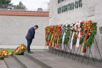 Bundesarbeitsminister Hubertus Heil gedenkt der Ermordeten des Widerstands gegen die nationalsozialistische Gewaltherrschaft in der Gedenkstätte Plötzensee.
