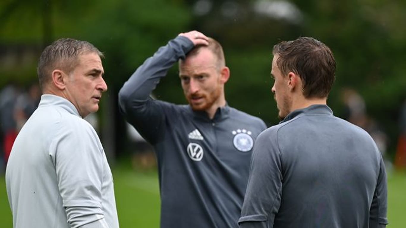 Plausch mit den Routiniers: DFB-Coach Stefan Kuntz (l-r) mit Maximilian Arnold und Max Kruse.