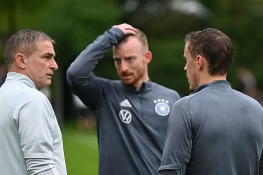Plausch mit den Routiniers: DFB-Coach Stefan Kuntz (l-r) mit Maximilian Arnold und Max Kruse.