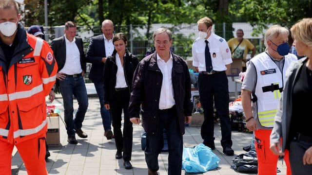 Armin Laschet (M, CDU), Ministerpräsident von Nordrhein-Westfalen, besuchte eine Notunterkunft in der vom Hochwasser stark betroffenen Gemeinde Erftstadt.