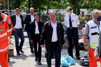 Armin Laschet (M, CDU), Ministerpräsident von Nordrhein-Westfalen, besuchte eine Notunterkunft in der vom Hochwasser stark betroffenen Gemeinde Erftstadt.