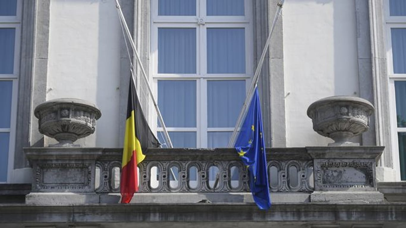 Die Flaggen vor dem förderalen Parlament hängen auf Halbmast.