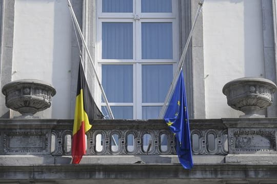 Die Flaggen vor dem förderalen Parlament hängen auf Halbmast.