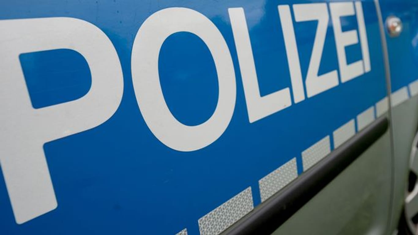 Schriftzug auf einem Polizeiwagen: In einer Bunkeranlage bei Oranienburg wurde die Leiche einer 26-Jährigen gefunden. (Symbolfoto)