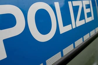 Schriftzug auf einem Polizeiwagen: In einer Bunkeranlage bei Oranienburg wurde die Leiche einer 26-Jährigen gefunden. (Symbolfoto)