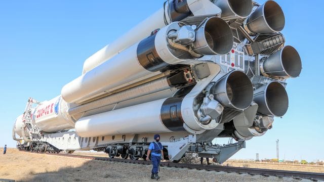 Eine Trägerrakete vom Typ Proton-M wird zum Startplatz gebracht.