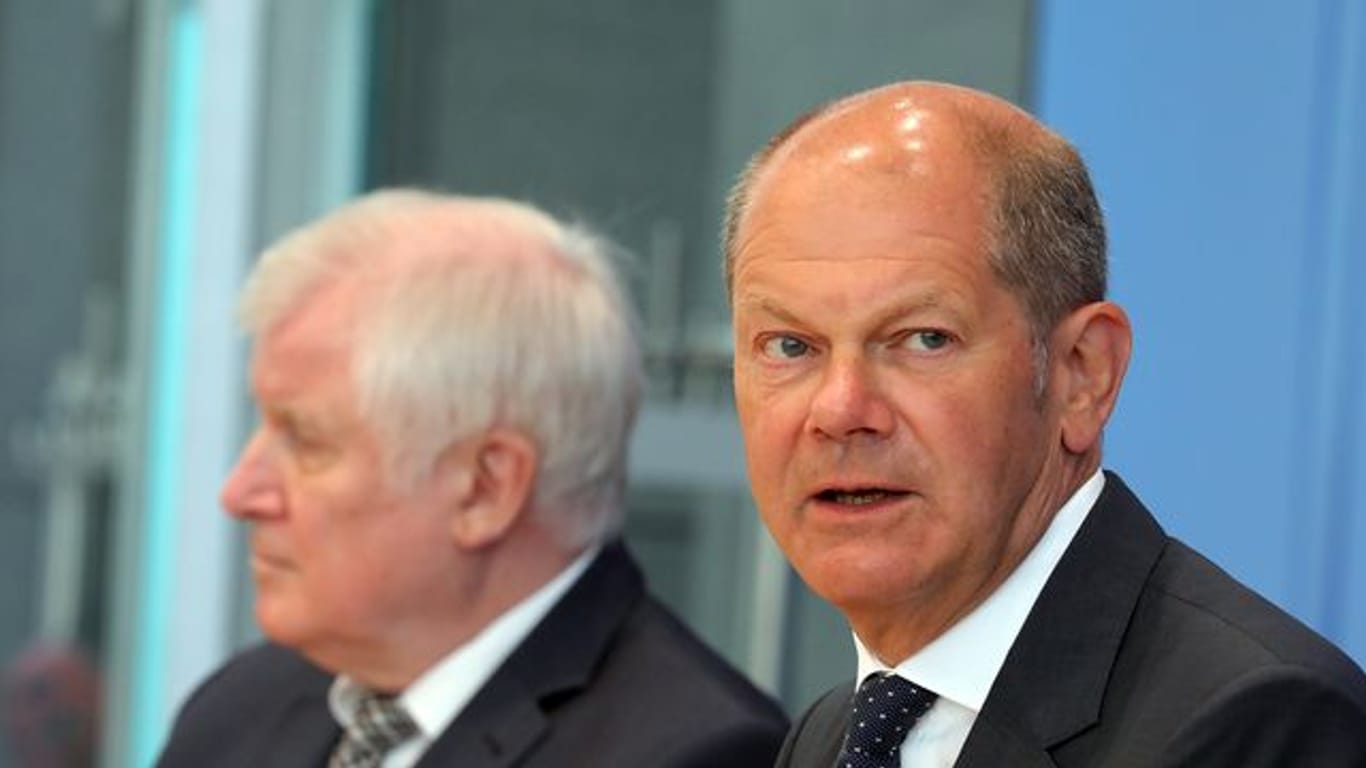 Bundesfinanzminister Olaf Scholz (r.