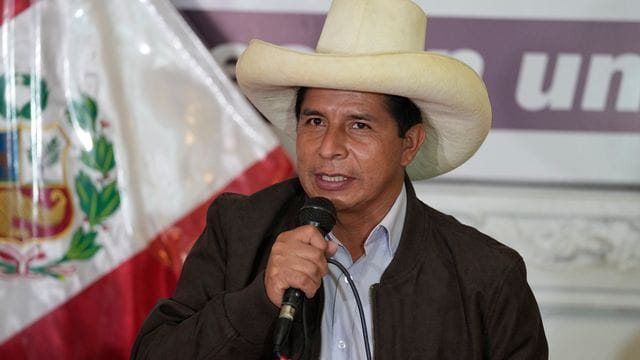 Pedro Castillo spricht auf einer Pressekonferenz in seiner Wahlkampfzentrale. Pedro Castillo spricht auf einer Pressekonferenz in seiner Wahlkampfzentrale.