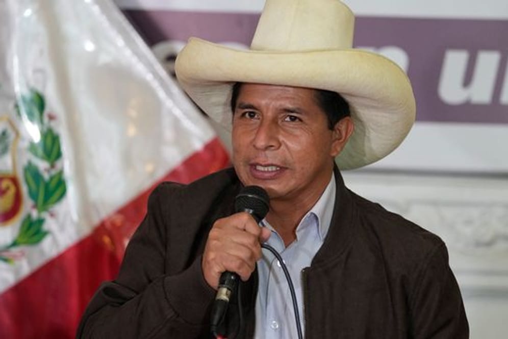 Pedro Castillo spricht auf einer Pressekonferenz in seiner Wahlkampfzentrale.