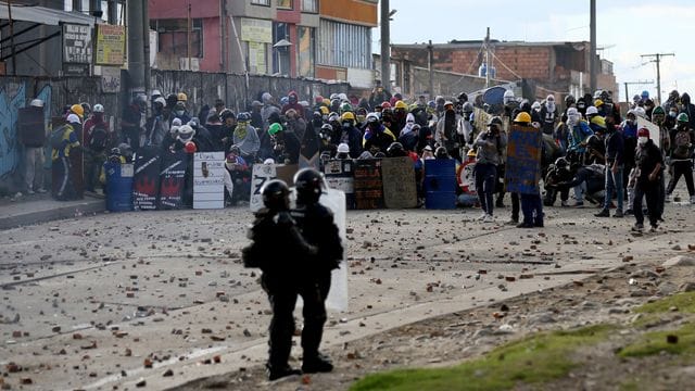Demonstranten stoßen während eines Anti-Regierungs-Protestes in Bogotá mit der Polizei zusammen. Demonstranten stoßen während eines Anti-Regierungs-Protestes in Bogotá mit der Polizei zusammen.
