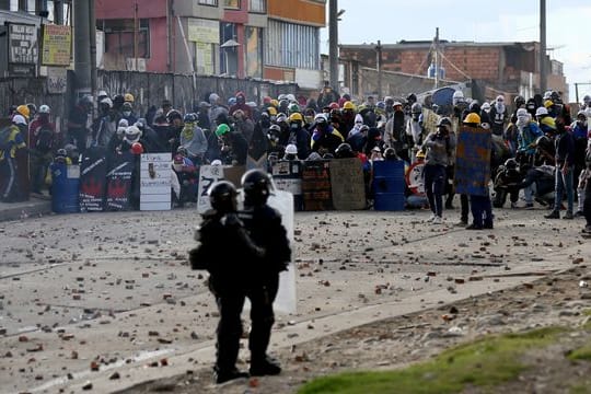 Demonstranten stoßen während eines Anti-Regierungs-Protestes in Bogotá mit der Polizei zusammen.