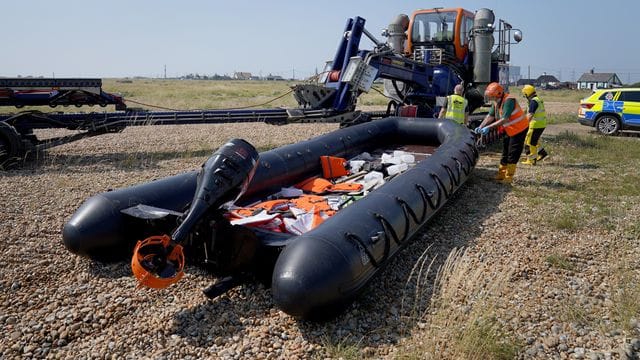 Rund 50 Menschen kamen in einem einzigen Schlauchboot erst kürzlich an der englischen Küste an. Rund 50 Menschen kamen in einem einzigen Schlauchboot erst kürzlich an der englischen Küste an.