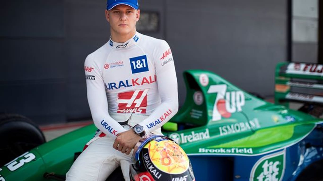 Auf den Spuren seines Vaters: Mick Schumacher sitzt auf einem Jordan 191.