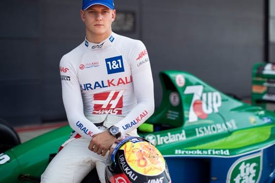 Auf den Spuren seines Vaters: Mick Schumacher sitzt auf einem Jordan 191.