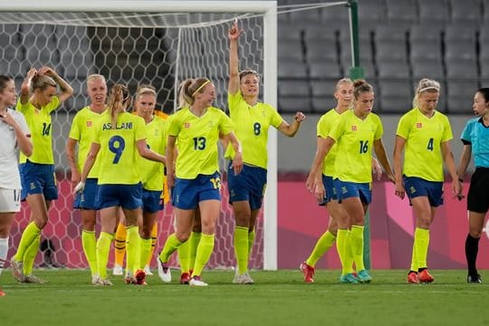 Schwedens Spielerinnen starteten mit einem Sieg gegen die USA in Olympia.