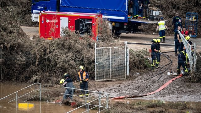 Helfer von Feuerwehr und Technischem Hilfswerk (THW) pumpen Wasser aus einem Regenrückhaltebecken ab, in dem sich noch Fahrzeuge befinden sollen. Helfer von Feuerwehr und Technischem Hilfswerk (THW) pumpen Wasser aus einem Regenrückhaltebecken ab, in dem sich noch Fahrzeuge befinden sollen.