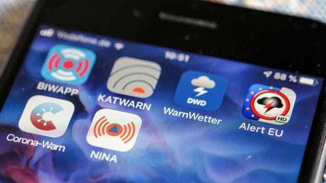 Verschiedene Apps warnen im Notfall - auch per SMS sind Informationen verfügbar. Verschiedene Apps warnen im Notfall - auch per SMS sind Informationen verfügbar.