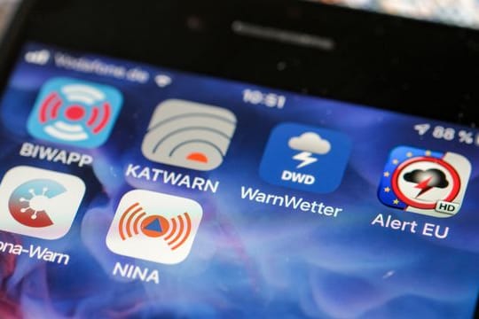 Verschiedene Apps warnen im Notfall - auch per SMS sind Informationen verfügbar.