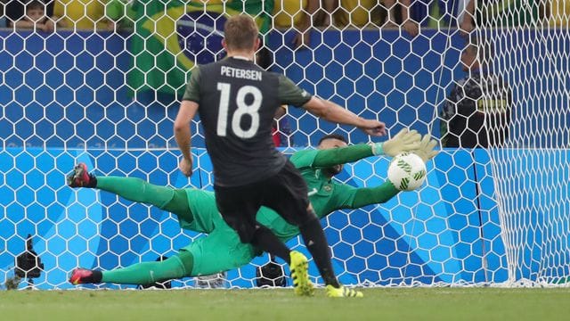 Nils Petersen bei seinem Elfmeter im Olympia-Finale 2016.