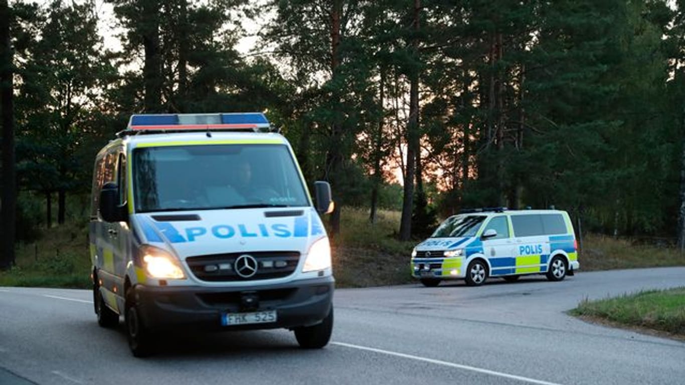 Zwei Polizeiautos verlassen das Gelände des Hallby-Gefängnisses in der Nähe von Eskilstuna, Schweden.