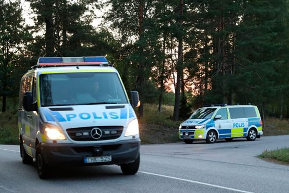 Zwei Polizeiautos verlassen das Gelände des Hallby-Gefängnisses in der Nähe von Eskilstuna, Schweden.