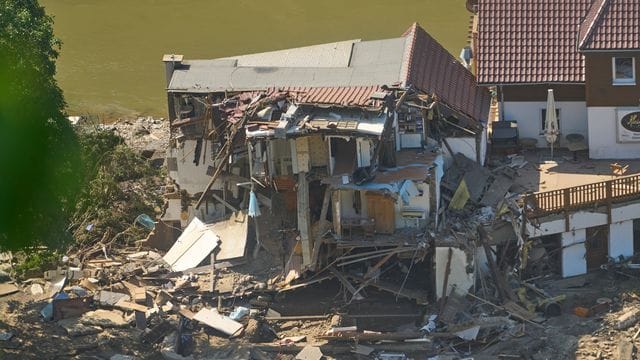 Ein Haus in Marienthal (Rheinland-Pfalz) ist nach dem Hochwasser vollkommen aufgerissen.