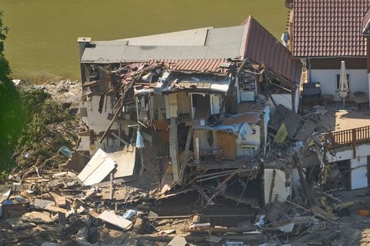 Ein Haus in Marienthal (Rheinland-Pfalz) ist nach dem Hochwasser vollkommen aufgerissen.