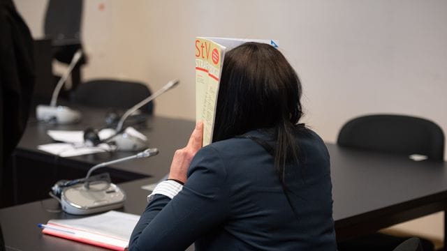 Die Witwe des Berliner Rappers und späteren IS-Mitglieds Denis Cuspert alias Deso Dogg sitzt zu Prozessbeginn in einem Gerichtssaal. Die Witwe des Berliner Rappers und späteren IS-Mitglieds Denis Cuspert alias Deso Dogg sitzt zu Prozessbeginn in einem Gerichtssaal.