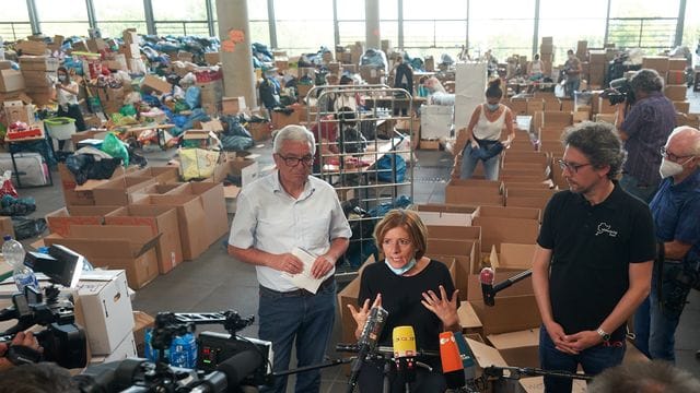 Die rheinland-pfälzische Ministerpräsidentin Malu Dreyer und Innenminister Roger Lewentz besuchen das Spendenzentrum am Nürburgring. Die rheinland-pfälzische Ministerpräsidentin Malu Dreyer und Innenminister Roger Lewentz besuchen das Spendenzentrum am Nürburgring.