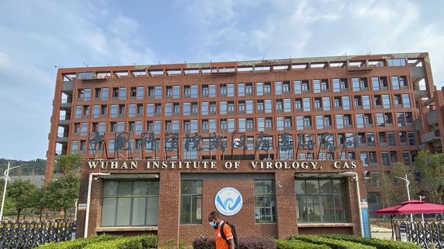 Ein Mann passiert das Institut für Virologie in Wuhan.