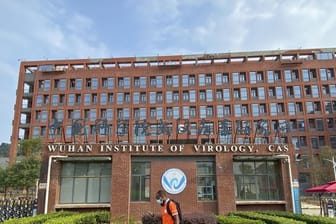 Ein Mann passiert das Institut für Virologie in Wuhan.