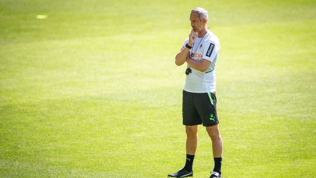 Gladbach-Trainer Adi Hütter muss zunächst noch auf zwei Leistungsträger verzichten. Gladbach-Trainer Adi Hütter muss zunächst noch auf zwei Leistungsträger verzichten.