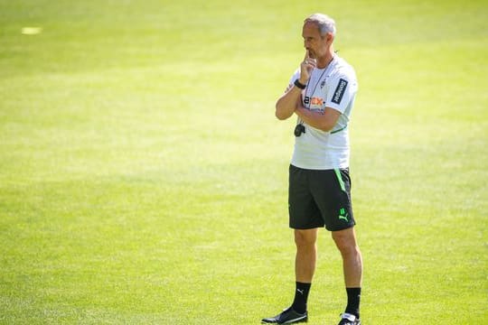 Gladbach-Trainer Adi Hütter muss zunächst noch auf zwei Leistungsträger verzichten.