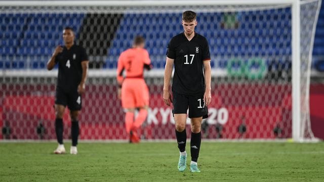 Anton Stach läuft nach dem 0:2 mit gesenktem Kopf über den Platz.