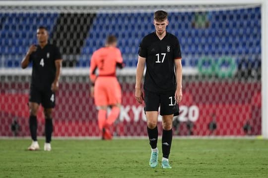 Anton Stach läuft nach dem 0:2 mit gesenktem Kopf über den Platz.