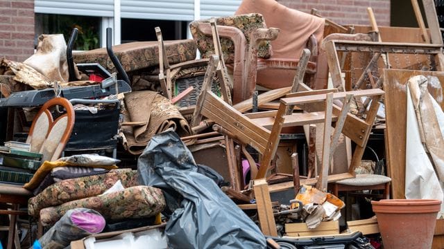 Nicht zu retten: zerstörtes Mobiliar in Erftstadt-Blessem.