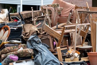 Nicht zu retten: zerstörtes Mobiliar in Erftstadt-Blessem.