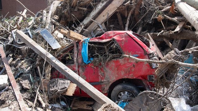 Ein Autowrack inmitten von Ästen und Geröll in Marienthal im Ahrtal. Ein Autowrack inmitten von Ästen und Geröll in Marienthal im Ahrtal.