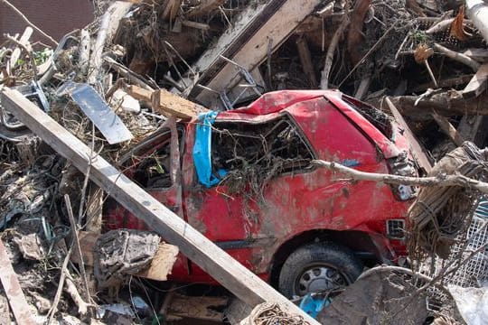 Ein Autowrack inmitten von Ästen und Geröll in Marienthal im Ahrtal.